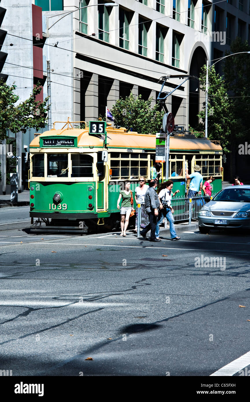 Un tramway de Melbourne exploité par la société Yarra Trams dans la ville, un réseau de transport efficace d'aujourd'hui à Victoria en Australie Banque D'Images