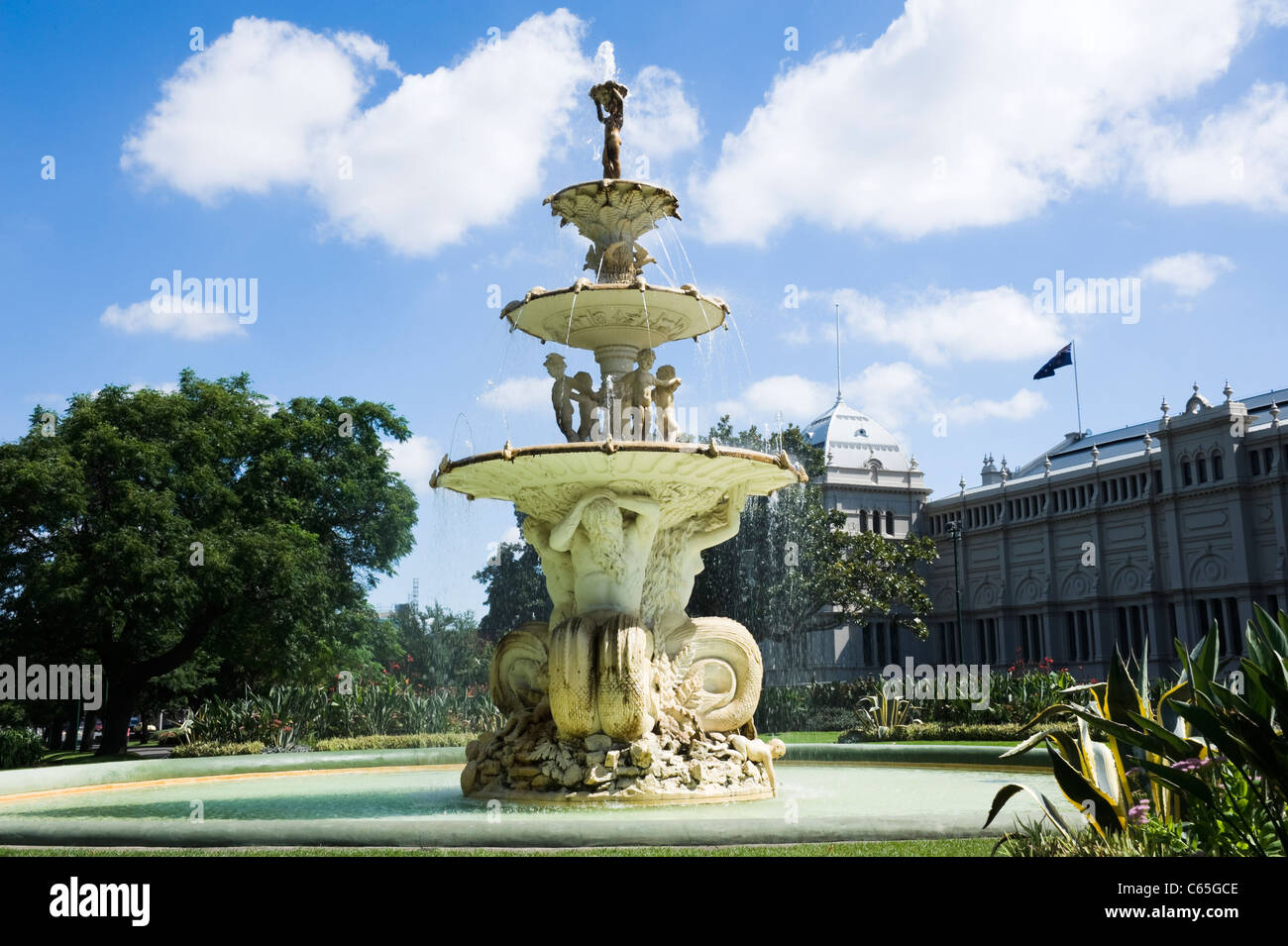 Le magnifique Grand Fontaine dans le jardin paysager du Palais royal des expositions à Melbourne Australie Victoria Banque D'Images