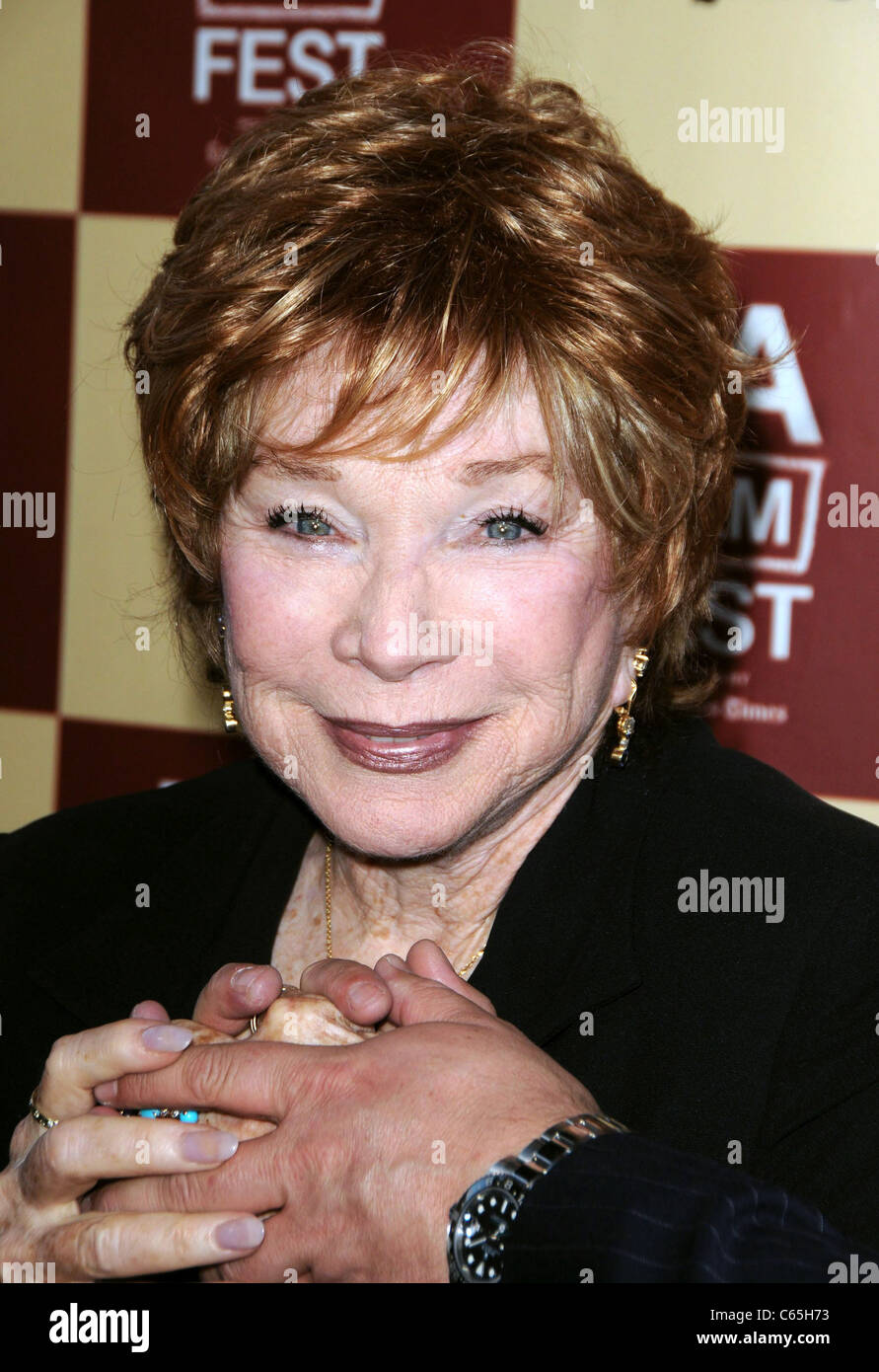Shirley MacLaine aux arrivées de Bernie Premiere, Regal Theatres à L.A. Vivre, Los Angeles, CA, 16 juin 2011. Photo par : Dee Cercone/Everett Collection Banque D'Images