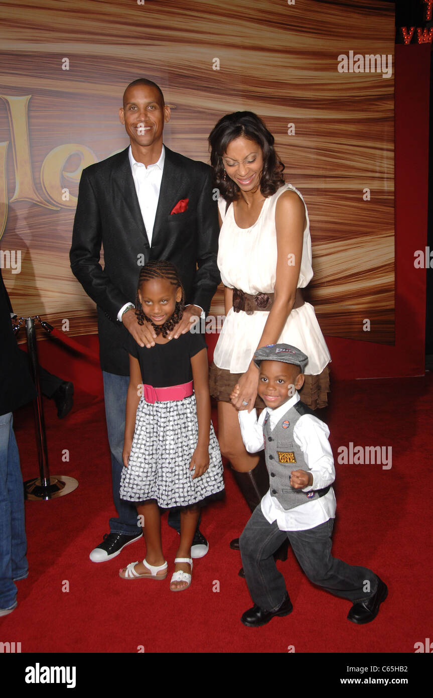 Reggie Miller, Tammy Lindsay, Carolyn, Michael Jr. aux arrivées d'emmêler Premiere, El Capitan Theatre, Los Angeles, CA, 14 novembre 2010. Photo par : Michael Germana/Everett Collection Banque D'Images