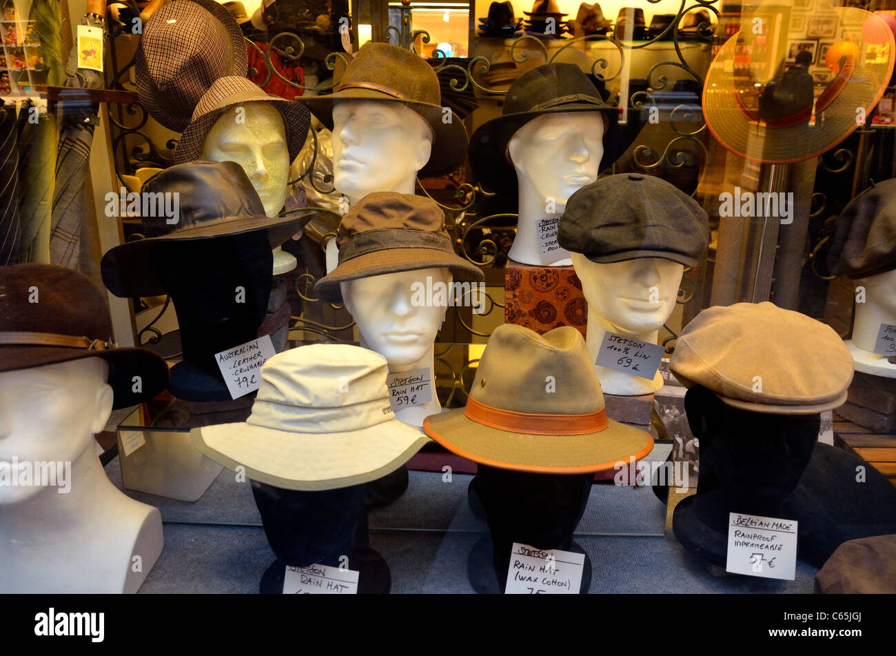 Bruxelles, Belgique. Chapeaux en vitrine dans les galeries St Hubert. Les  étiquettes en anglais Photo Stock - Alamy
