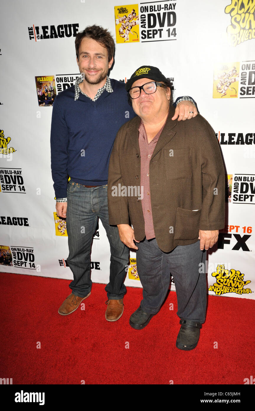 Charlie Day, Danny DeVito au niveau des arrivées pour la saison première projection de FX Network's C'EST TOUJOURS BEAU À PHILADELPHIE ET LA LIGUE, Arclight Cinerama Dome, Los Angeles, CA Septembre 14, 2010. Photo par : Robert Kenney/Everett Collection Banque D'Images