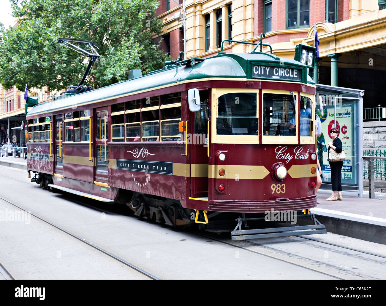 Un tramway de Melbourne exploité par la société Yarra Trams dans la ville, un réseau de transport efficace d'aujourd'hui à Victoria en Australie Banque D'Images