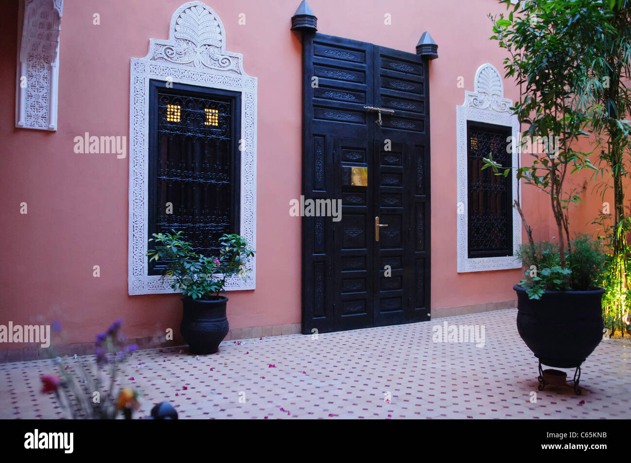 La porte et les fenêtres du Maroc Marrakech Maroc au crépuscule Banque D'Images