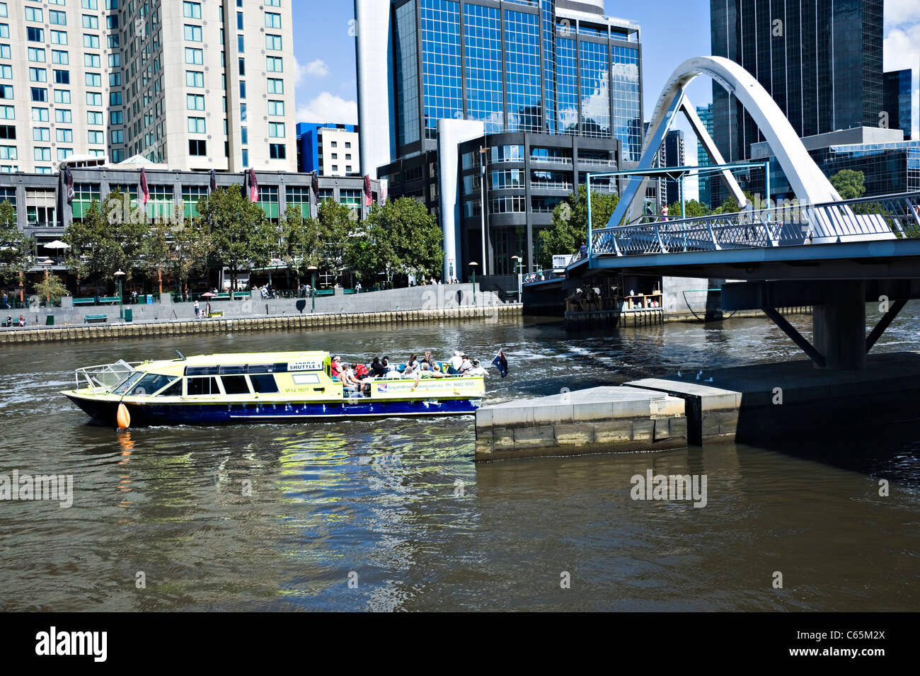 Un bateau de tourisme River 15-04 passe sous la passerelle de la rivière Yarra Melbourne en Australie Victoria Banque D'Images
