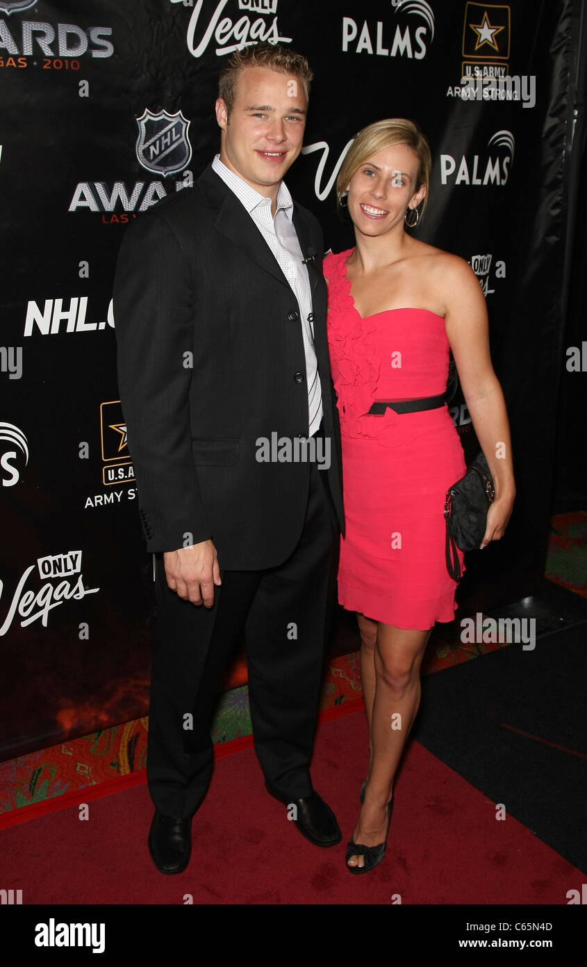 Dustin Brown, Nicole Brown présents POUR LA REMISE DES PRIX DE LA LNH 2010, le Pearl Theatre au Palms Hotel, Las Vegas, NV le 23 juin 2010. Photo par : MORA/Everett Collection Banque D'Images
