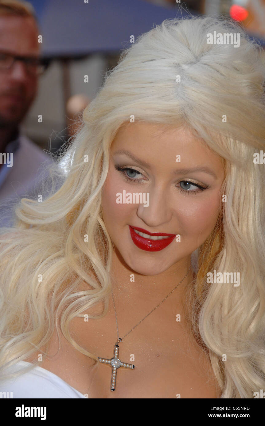 Christina Aguilera à la cérémonie d'intronisation pour l'étoile sur le Hollywood Walk of Fame Cérémonie pour Christina Aguilera, Hollywood Boulevard, Los Angeles, CA, 15 novembre 2010. Photo par : Michael Germana/Everett Collection Banque D'Images