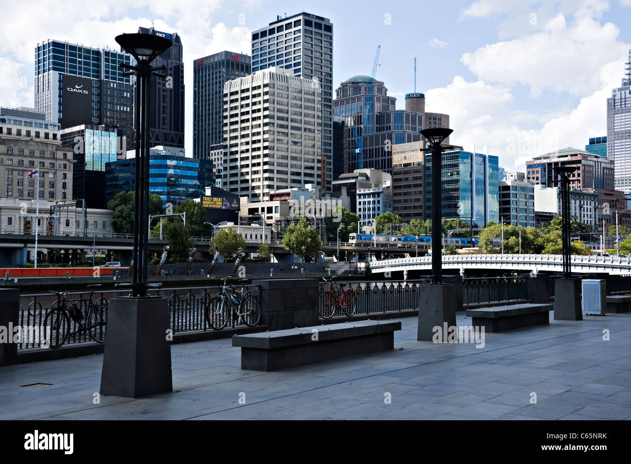 Queens Bridge de Yarra, Promenade à la Cité Melbourne Flinders Trimestre vers Victoria Australie Banque D'Images