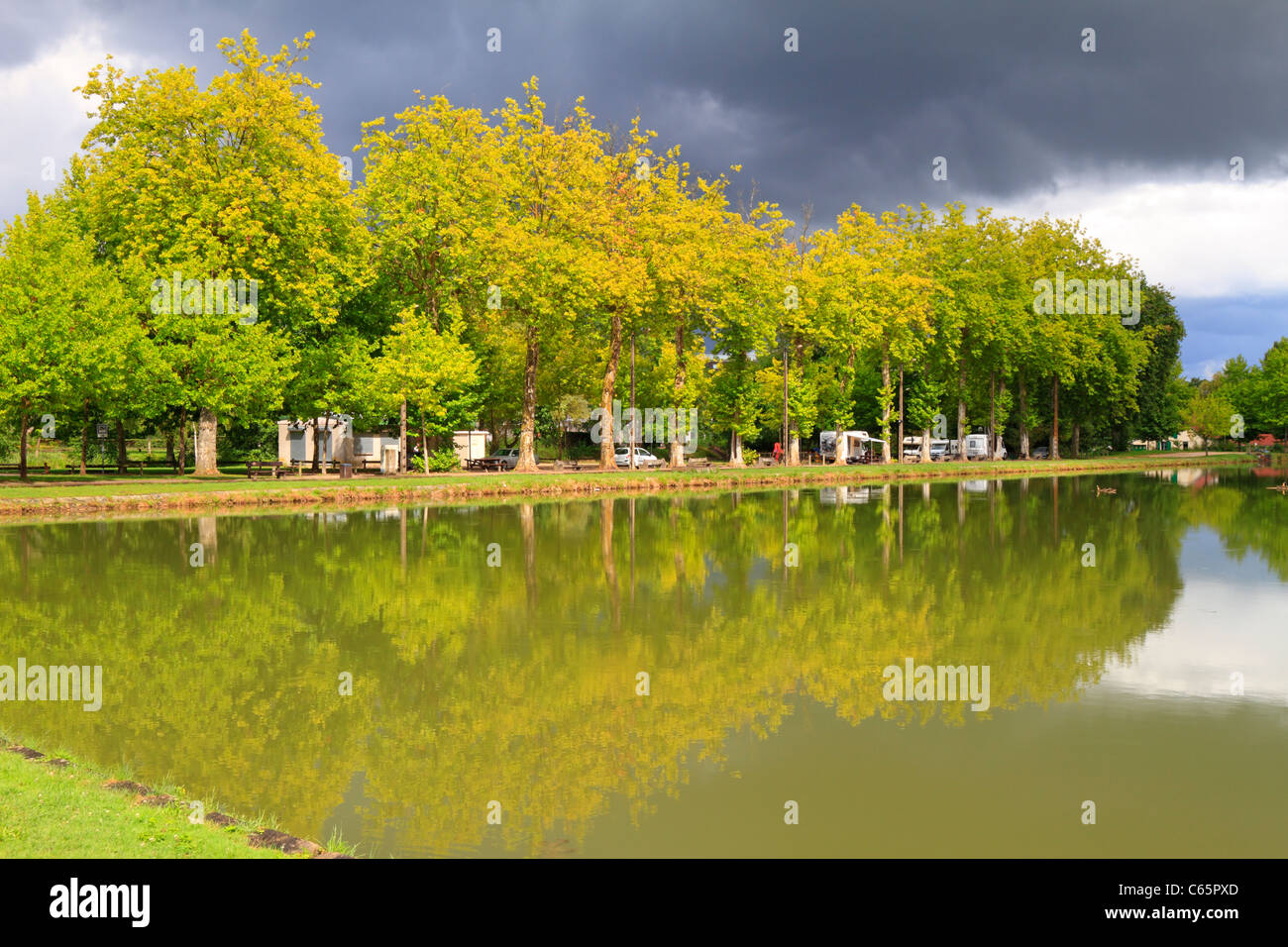 Camping au bord du lac bordé d'arbres, dans la région de Lamotte Beuvron, Angouleme, France. Banque D'Images