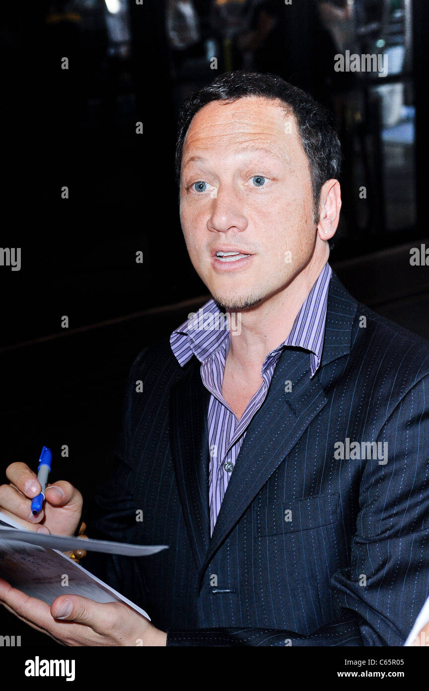 Rob Schneider, entre dans le Ziegfeld Theatre dehors et environ pour la célébrité CANDIDS - Mercredi, , New York, NY Le 23 juin 2010. Photo Banque D'Images
