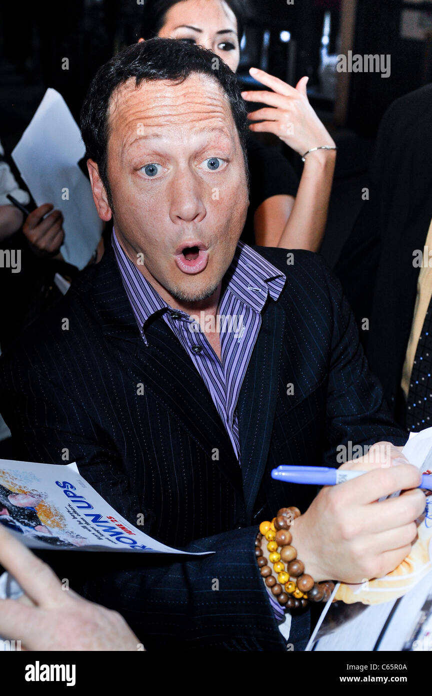 Rob Schneider, entre dans le Ziegfeld Theatre dehors et environ pour la célébrité CANDIDS - Mercredi, , New York, NY Le 23 juin 2010. Photo Banque D'Images