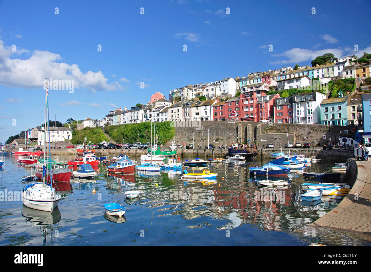 Bateaux amarrés dans le port de Brixham, Brixham, Devon, Angleterre, Royaume-Uni Banque D'Images