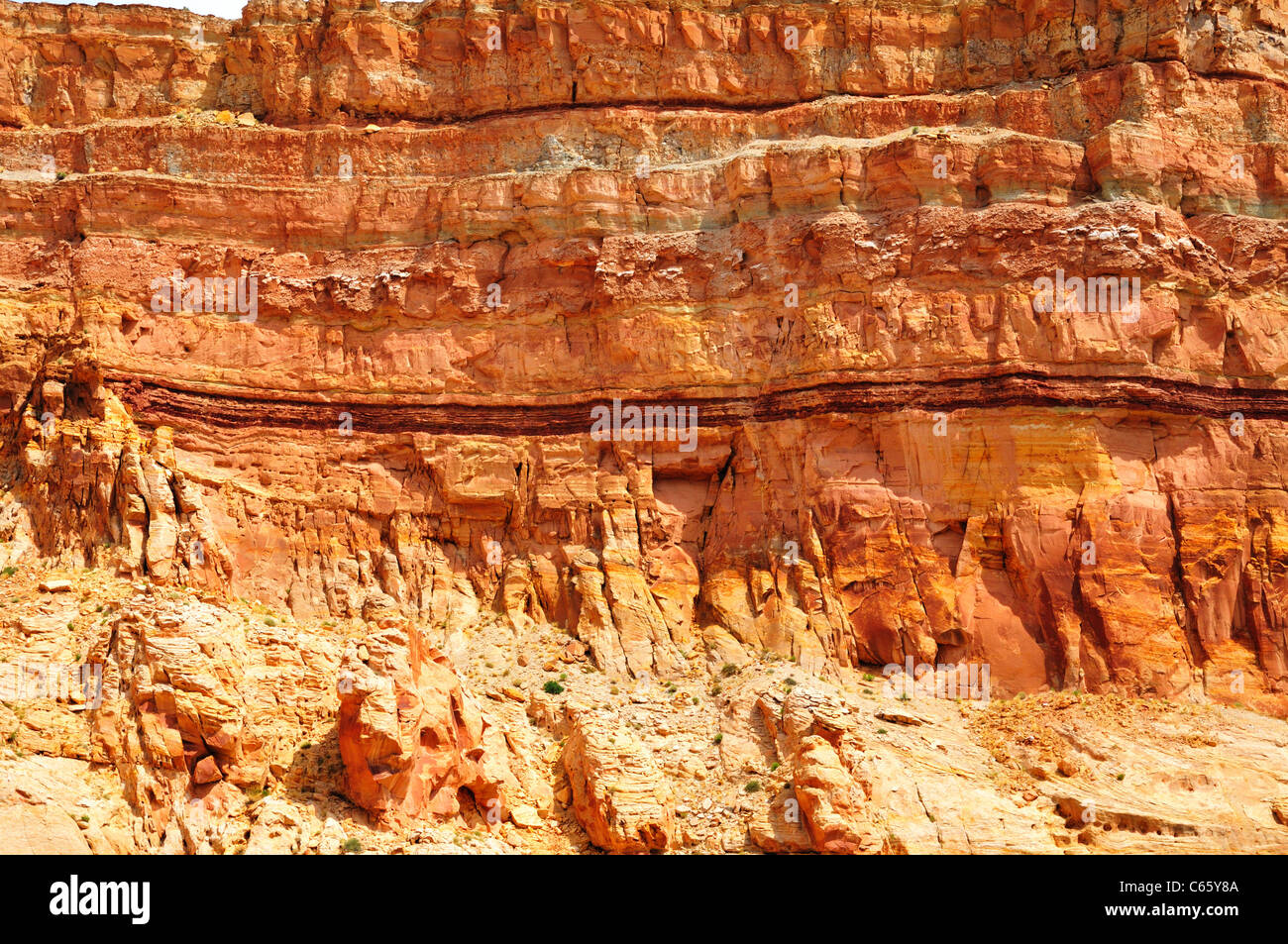 Différentes couches de roches sédimentaires sont clairement visibles dans les canyons et vallées de Capitol Reef National Park Banque D'Images