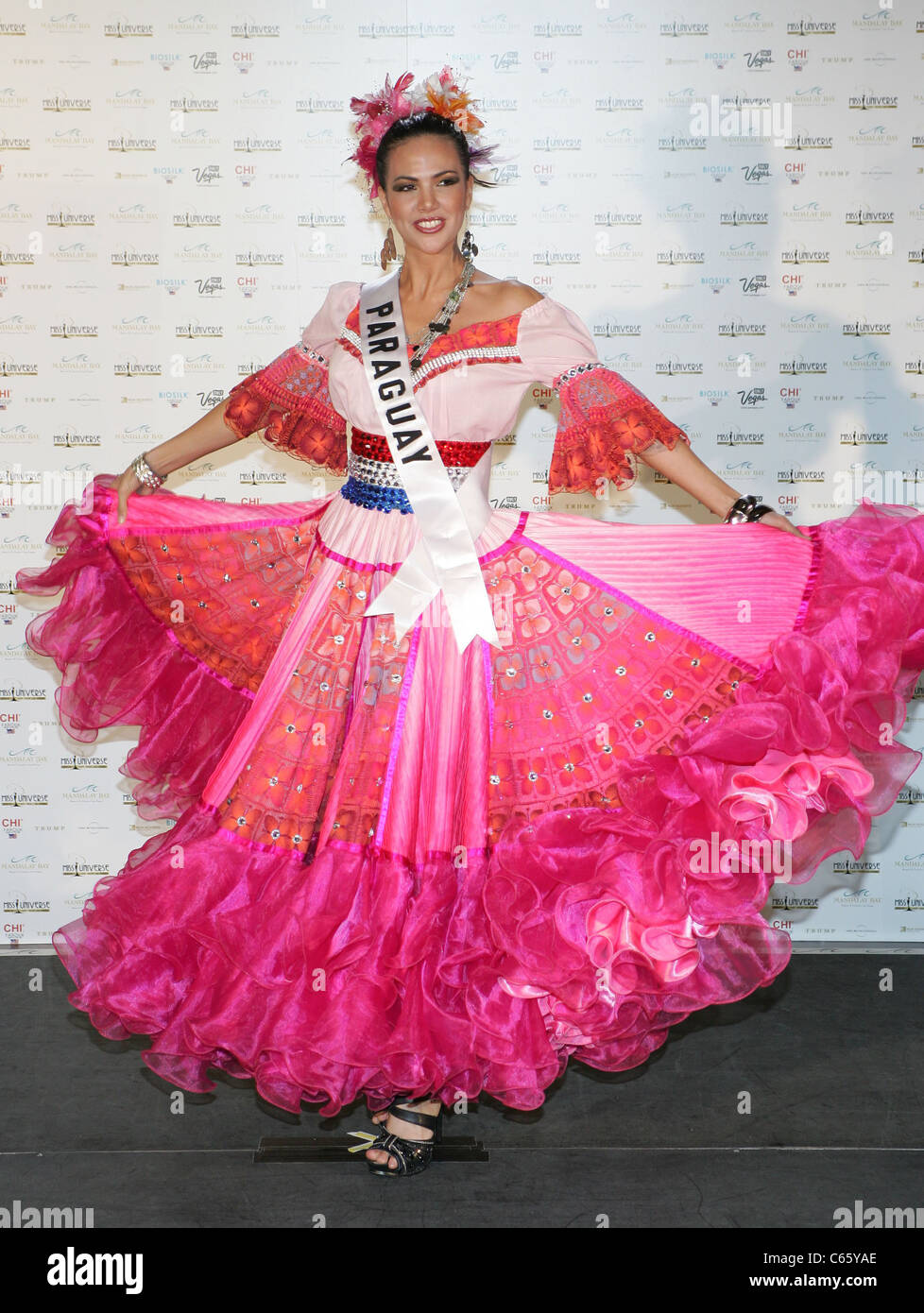 Yohana Benitez Olmedo (Miss Paraguay) au niveau des arrivées pour Miss Univers Parade de costumes nationaux, Mandalay Bay Resort & Casino, Las Vegas, NV le 16 août 2010. Photo par : James Atoa/Everett Collection Banque D'Images