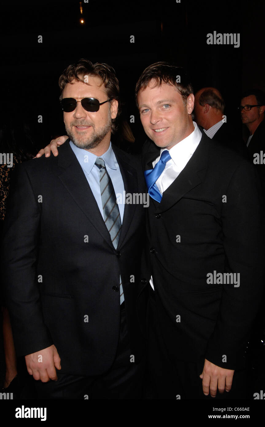 Russell Crowe, Michael Buie aux arrivées pendant les trois prochains jours Premiere, Directors Guild of America (DGA) Theatre, Los Angeles, CA 16 novembre 2010. Photo par : Michael Germana/Everett Collection Banque D'Images