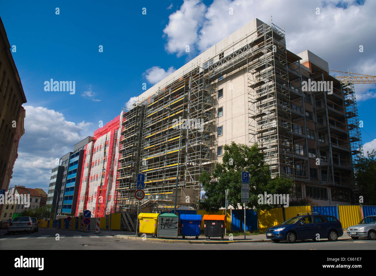 La reconstruction des maisons de bord de l'ère socialiste quartier Zizkov Prague République Tchèque Europe Banque D'Images