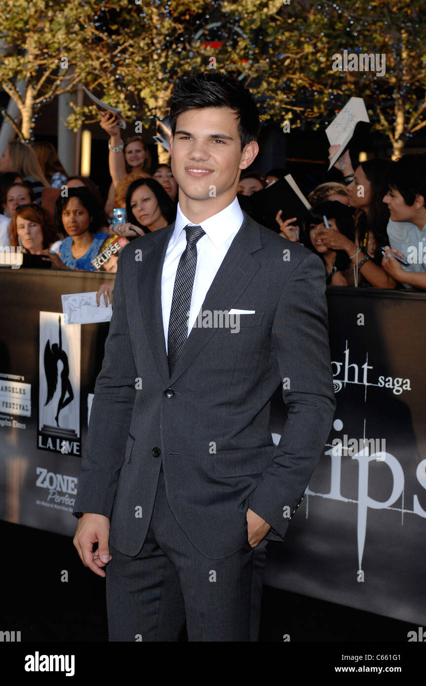 Taylor Lautner (portant un costume Gucci) au niveau des arrivées pour La Saga Twilight : ECLIPSE Premiere, Nokia Theatre L.A. Vivre, Los Angeles, CA, 24 juin 2010. Photo par : Michael Germana/Everett Collection Banque D'Images Taylor Lautner (portant un costume Gucci) au niveau des arrivées pour La Saga Twilight : ECLIPSE Premiere, Nokia Theatre L.A. Vivre, Los Angeles, CA, 24 juin 2010. Photo par : Michael Germana/Everett Collection Banque D'Images