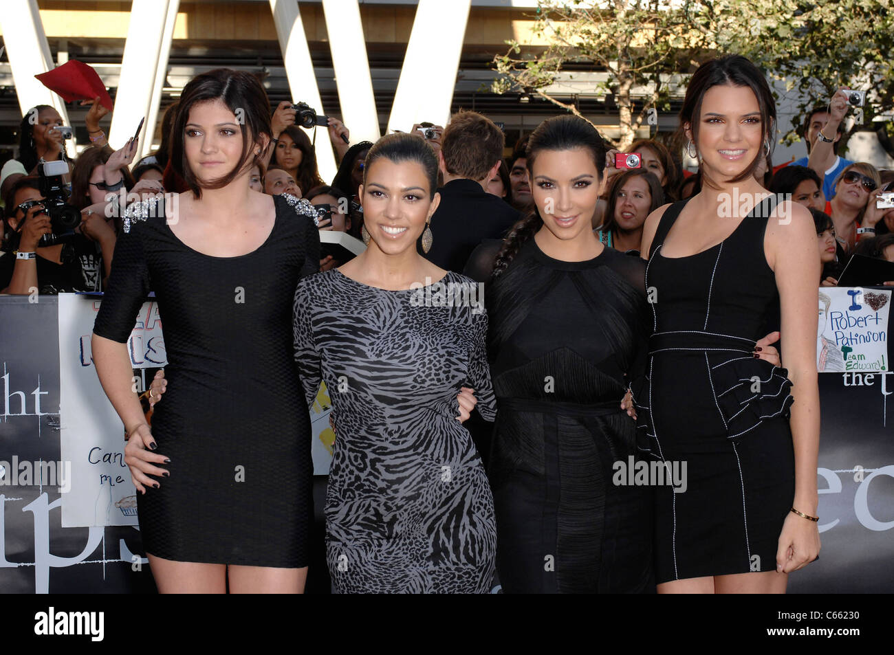 Kylie Jenner, Kourtney Kardashian, Kim Kardashian, Kendall Jenner aux arrivées pour La Saga Twilight : ECLIPSE Premiere, Nokia Theatre L.A. Vivre, Los Angeles, CA, 24 juin 2010. Photo par : Michael Germana/Everett Collection Banque D'Images Kylie Jenner, Kourtney Kardashian, Kim Kardashian, Kendall Jenner aux arrivées pour La Saga Twilight : ECLIPSE Premiere, Nokia Theatre L.A. Vivre, Los Angeles, CA, 24 juin 2010. Photo par : Michael Germana/Everett Collection Banque D'Images