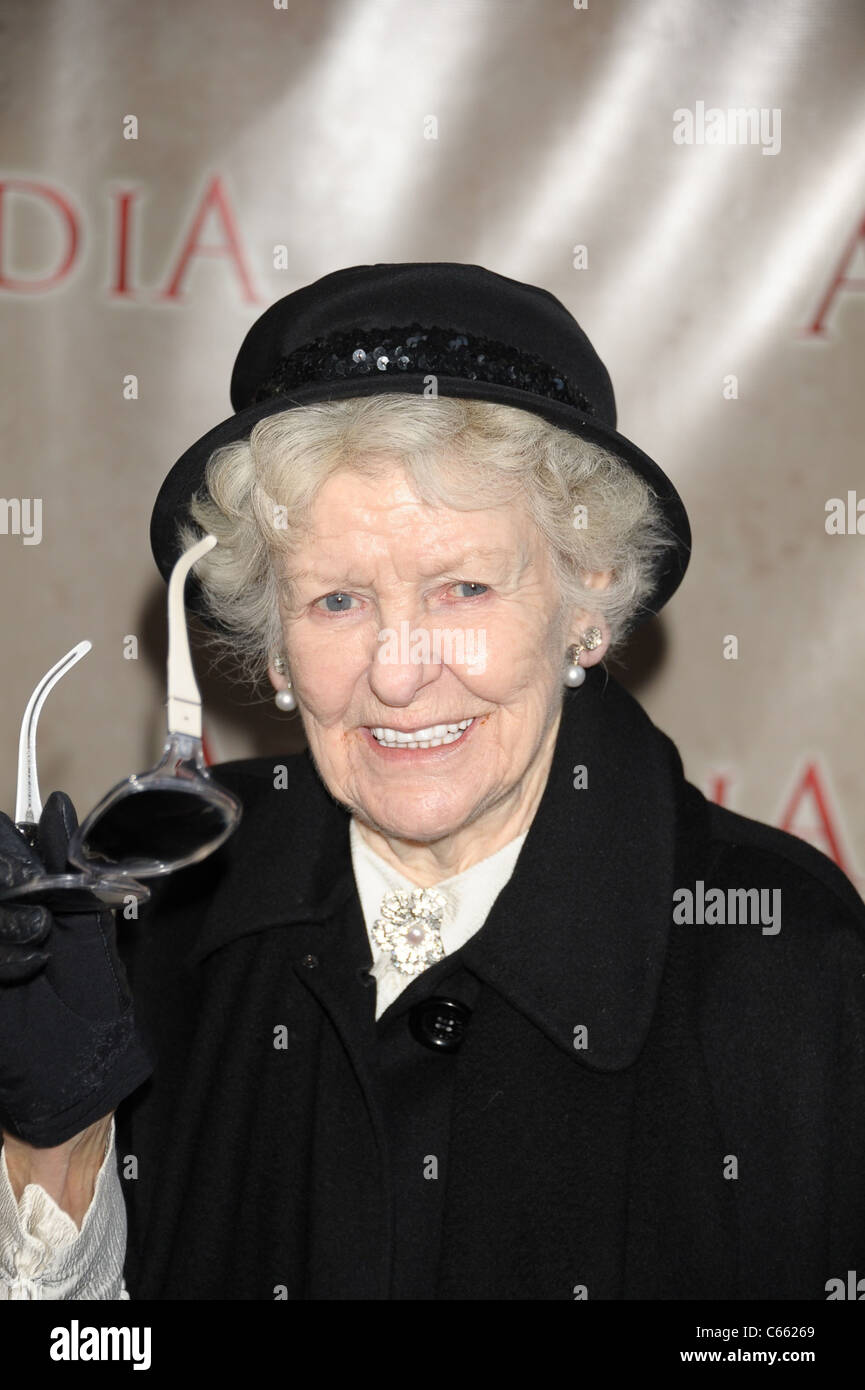 Elaine Stritch présents pour la soirée d'ouverture d'Arcadia sur Broadway, Ethel Barrymore Theatre, New York, NY Le 17 mars 2011. Photo Banque D'Images