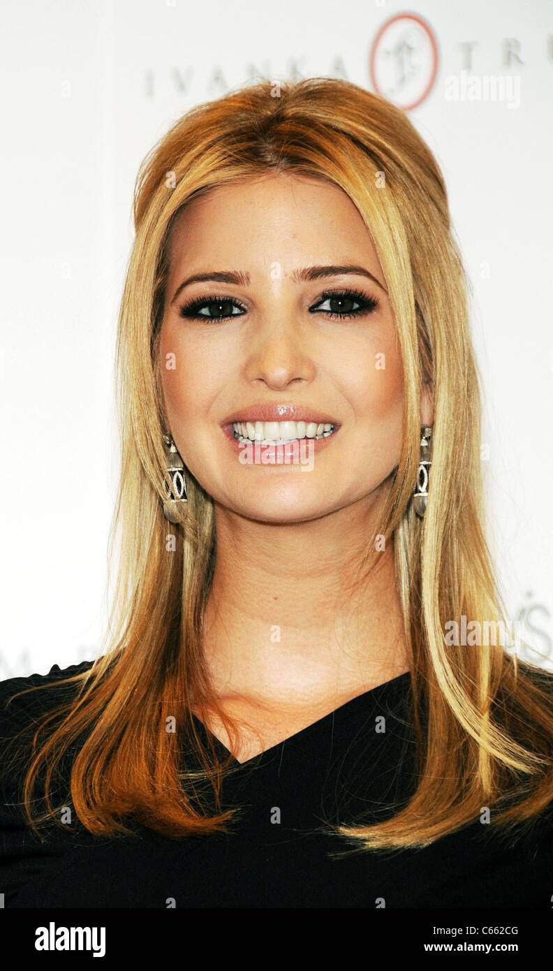 Ivanka Trump en apparence en magasin pour lancer de chaussures Ivanka Trump, Macy's Herald Square, New York, NY Le 17 mars 2011. Photo par : Desiree Navarro/Everett Collection Banque D'Images