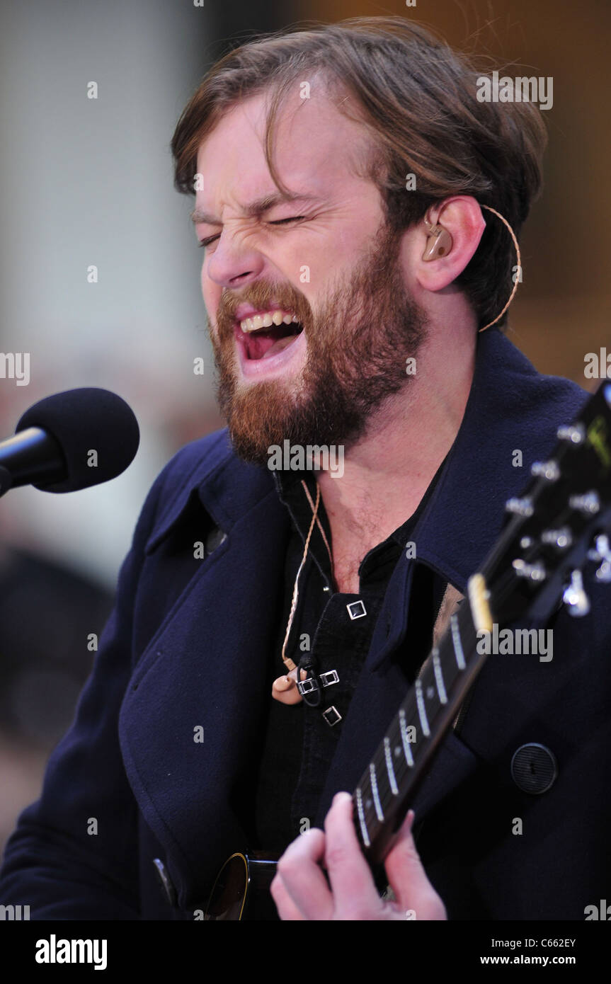 Caleb Followill sur scène pour NBC Today Show Concert avec Kings of Leon, Rockefeller Plaza, New York, NY 24 novembre 2010. Photo par : William D. Bird/Everett Collection Banque D'Images