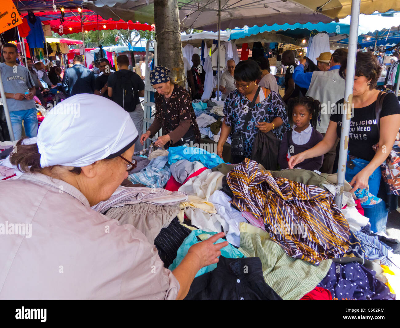 MONTREUIL (Paris), France, grande foule de personnes diverses, immigrants africains, famille, femmes Shopping pour vêtements d'occasion à Montreuil marché aux puces, banlieues, vêtements de famille de groupe, vêtements d'occasion Paris Banque D'Images