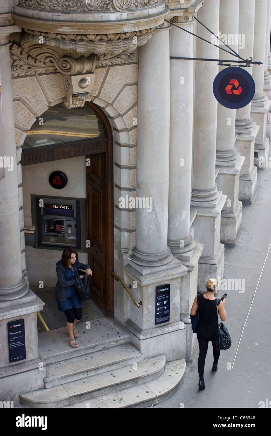 Personne quittant l'entrée de la succursale de la National Westminster Bank à Barbican, Londres, Royaume-Uni Banque D'Images