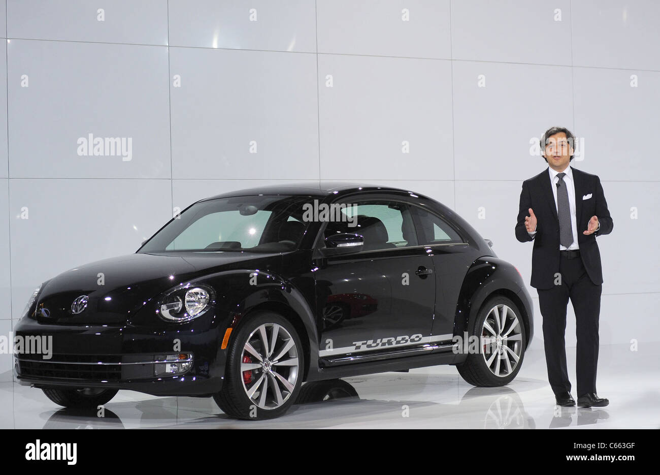 Luca De Meo présents pour Volkswagen dévoile sa 21e siècle VW Coccinelle de l'automobile, de l'entrepôt à Pier 36, New York, NY Le 18 avril 2011. Photo par : Kristin Callahan/Everett Collection Banque D'Images