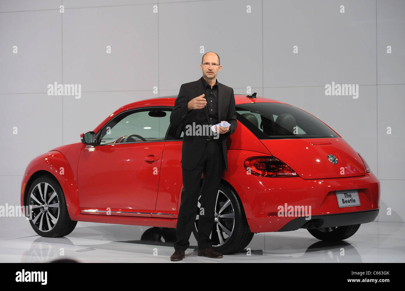 Klaus Bischoff présents pour Volkswagen dévoile sa 21e siècle VW Coccinelle de l'automobile, de l'entrepôt à Pier 36, New York, NY Avril Banque D'Images