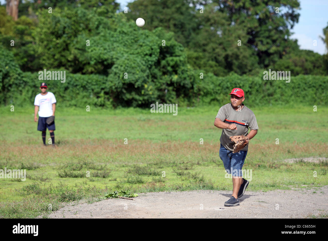 Hommes jouant le sport national du baseball à Grenade, au Nicaragua Banque D'Images