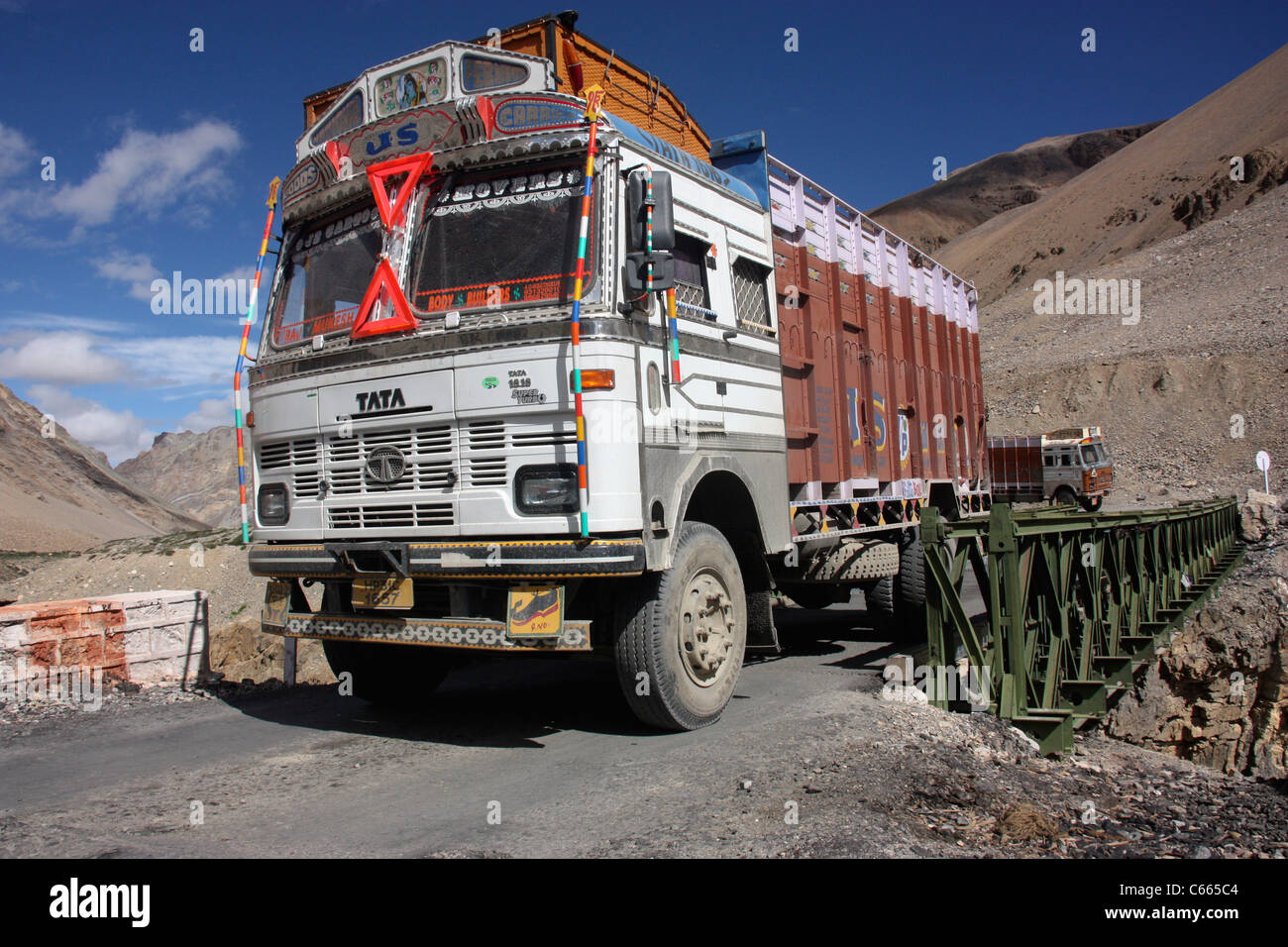 Tata 1613 décoré camion traversant un pont dans l'himalaya sur le chemin dangereux à Leh, Ladakh Inde du nord Banque D'Images