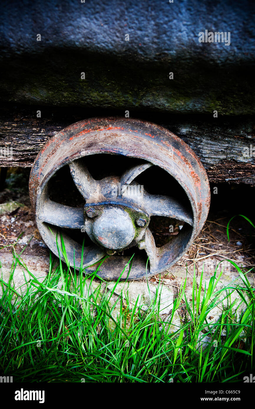 Volant d'une vieille mine wagon à couteaux tirés Country Park dans le Nord du Pays de Galles Banque D'Images