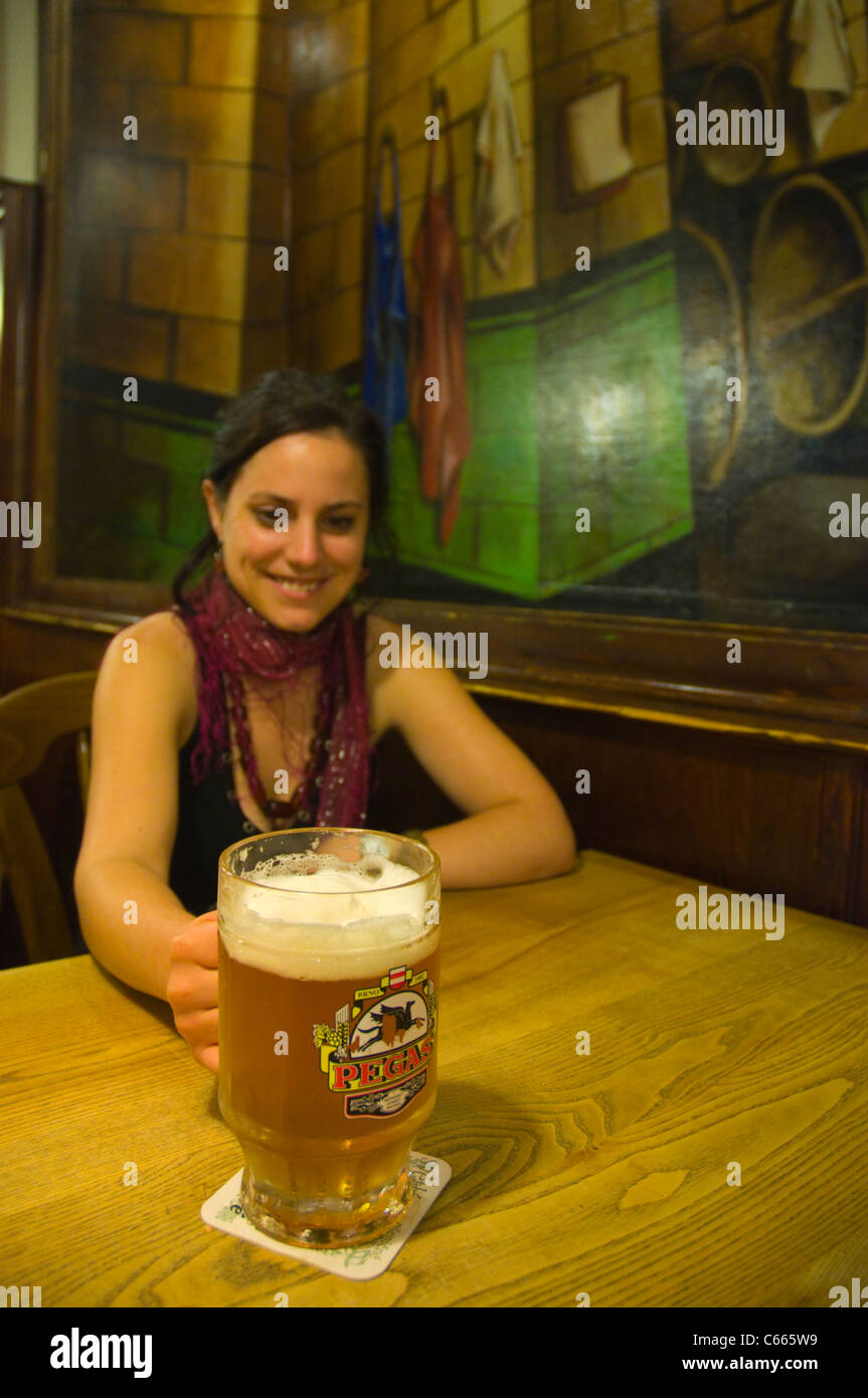 Grosse bière Banque de photographies et d'images à haute résolution - Alamy