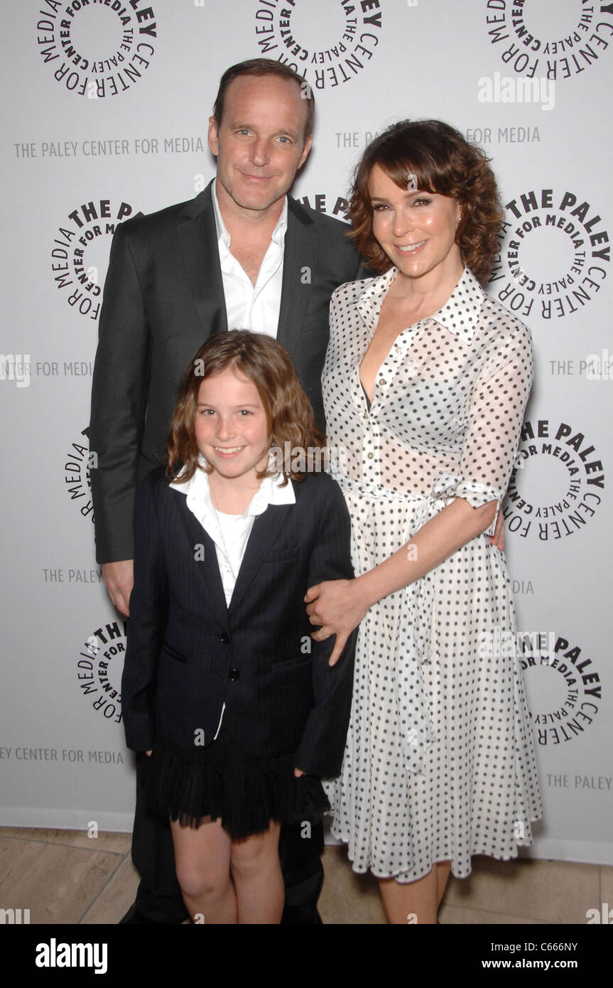 Clark Gregg, Jennifer Grey, Stella Gregg lors d'une apparition publique pour une soirée avec Joel Grey au Paley Center for Media, le Paley Center for Media, Los Angeles, CA, 18 janvier 2011. Photo par : Michael Germana/Everett Collection Banque D'Images