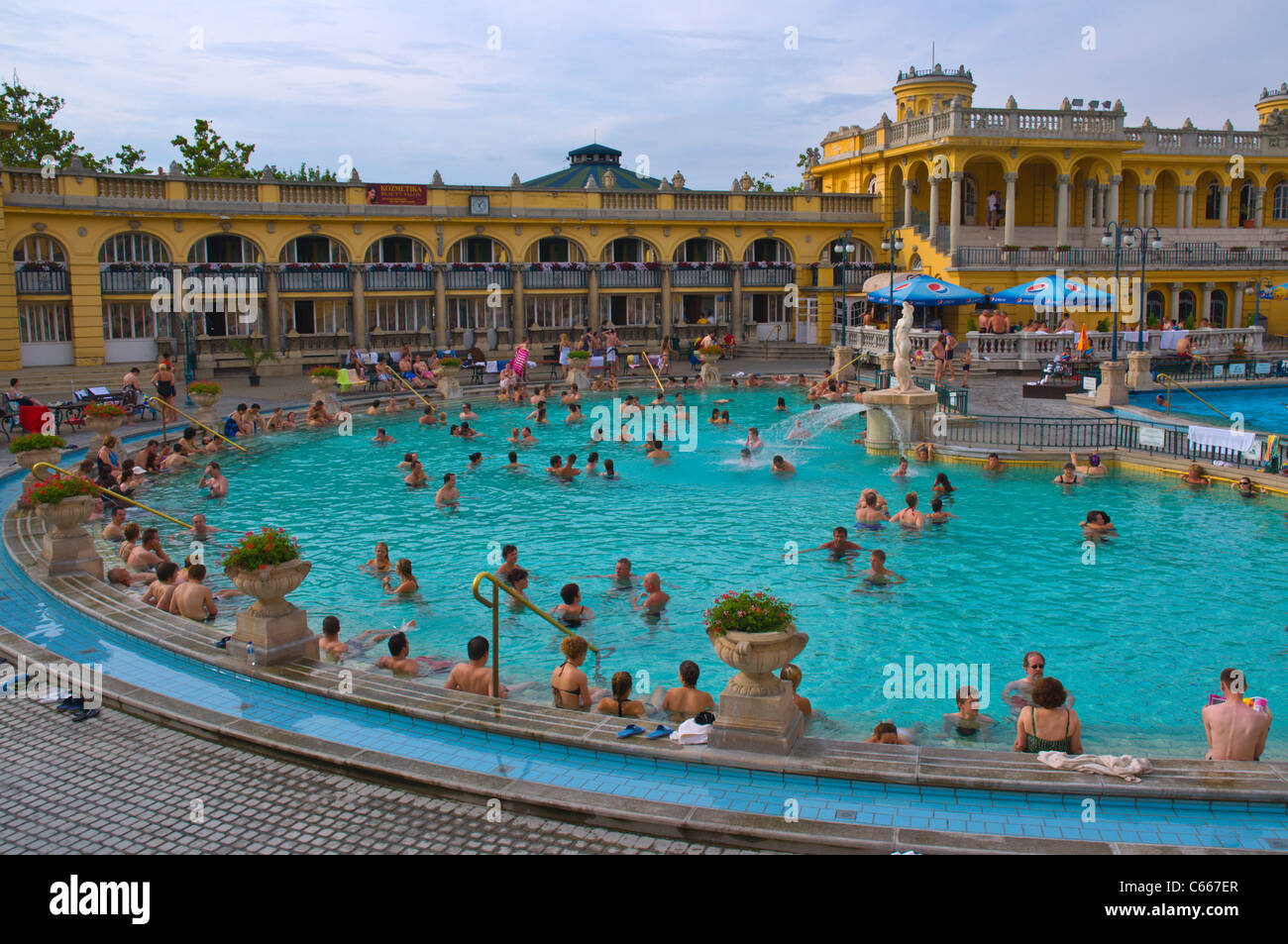 L'Aquincum Szechenyi spa célèbre parc de la ville dans le centre de Budapest Hongrie Europe Banque D'Images