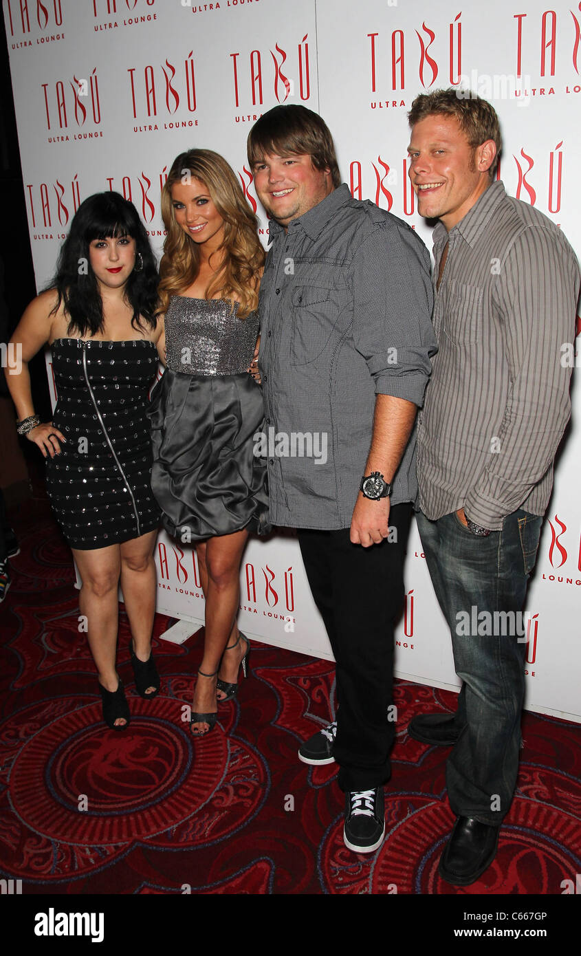 Kara Taitz, Amber Lancaster, Jareb ; Dauplaise, Alex Solowitz présents à l'Amber Lancaster anniversaire bash à Tabu Lounge Ultra, Ultra Tabu Lounge at MGM Grand, Las Vegas, NV le 18 septembre 2010. Photo par : MORA/Everett Collection Banque D'Images