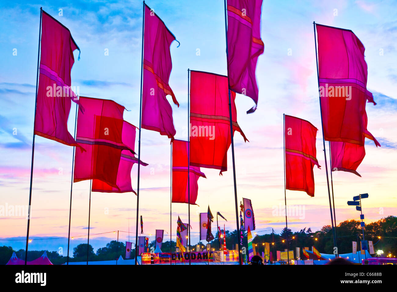 Drapeaux du Festival WOMAD à twilight à 2011, Charlton Park, Malmesbury, Wiltshire, England, UK Banque D'Images
