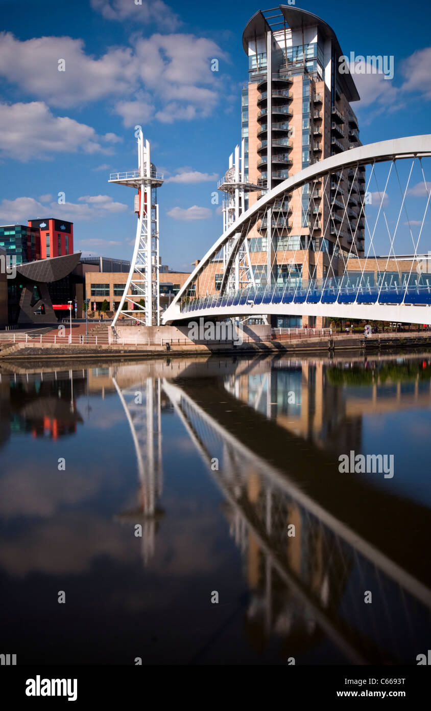 Le pont de levage aka la passerelle du millénaire à Salford Quays, Manchester, Angleterre, vue vers l'Lowry Outlet Mall et Théâtre Banque D'Images