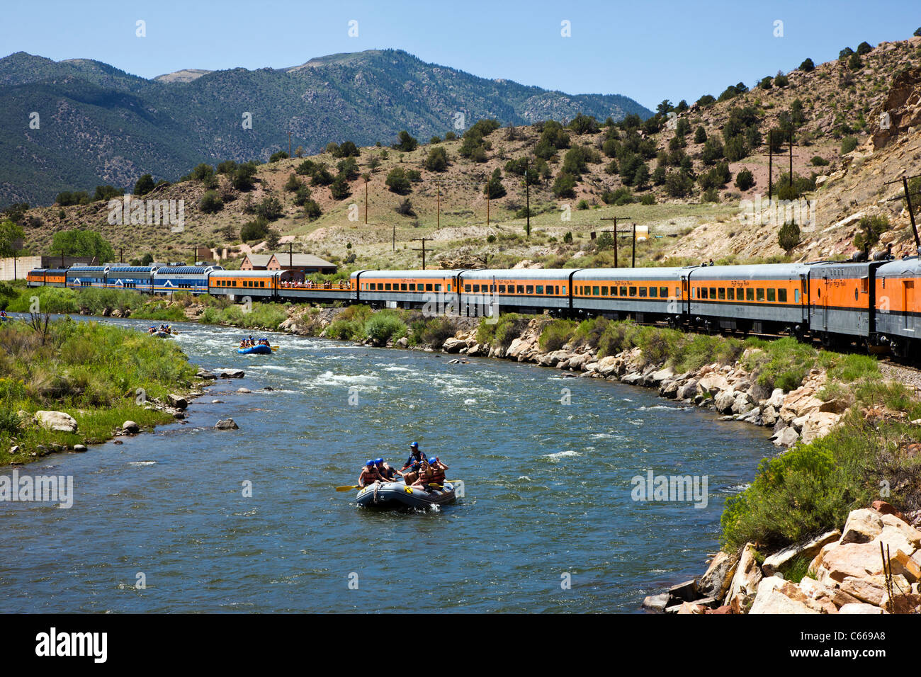 Train touristique populaire passe par les 1 000' de profond Royal Gorge Route le long de la rivière Arkansas, Colorado, USA Banque D'Images