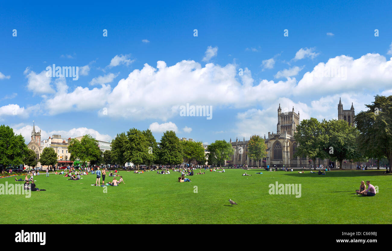 College Green en face de la cathédrale, au centre-ville, Bristol, Avon, Royaume-Uni Banque D'Images