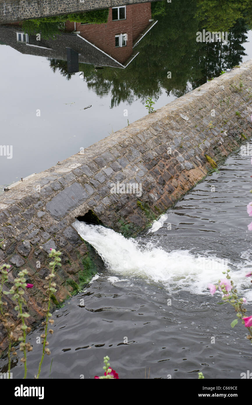 La rivière Lesse en Han sur Lesse, Ardennes, Belgique Banque D'Images