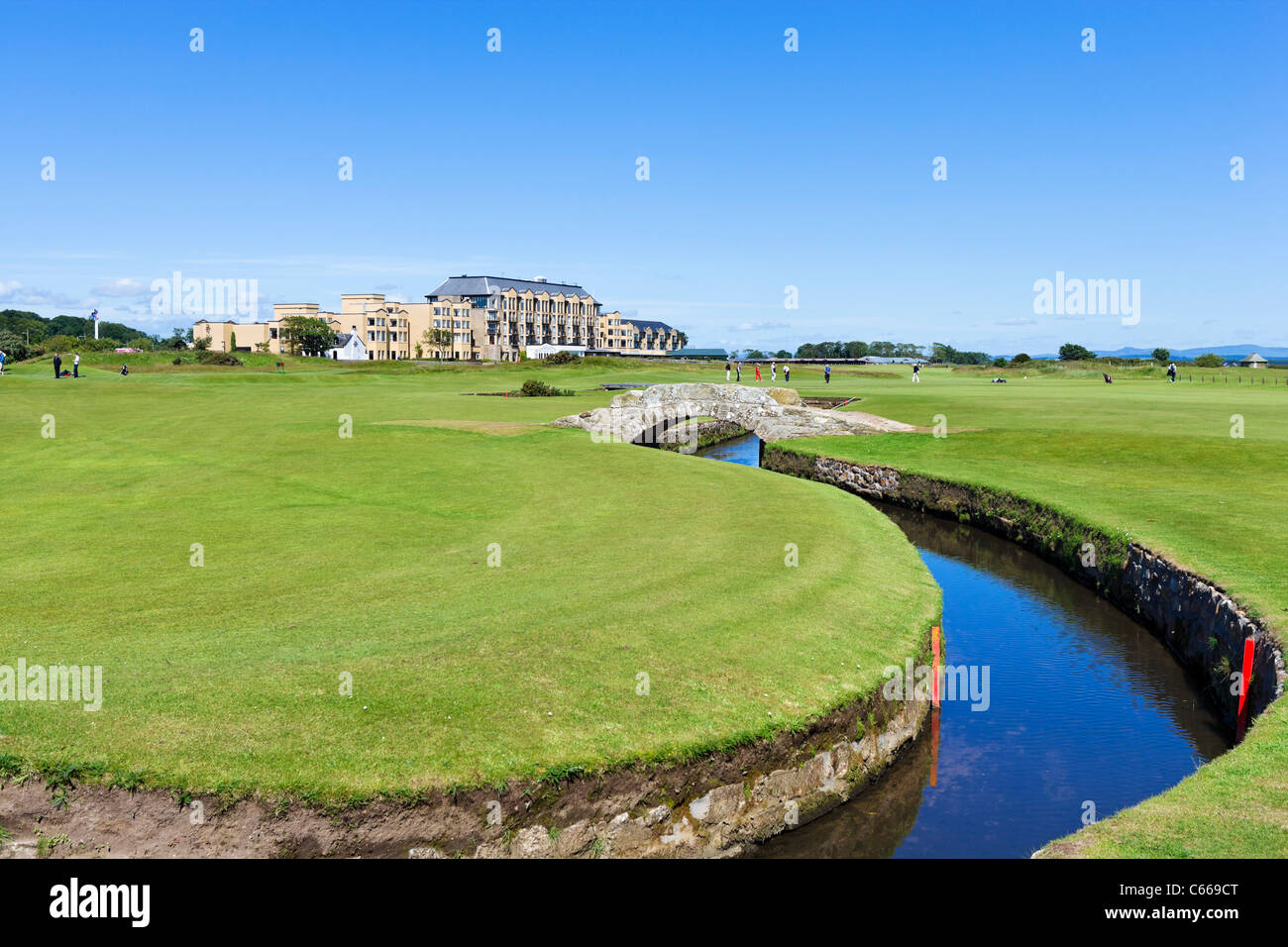 L'Aplenty Poivron Pont sur l'Aplenty Poivron brûler avec le Old Course Hotel derrière, Old Course à St Andrews, Fife, Scotland, UK Banque D'Images