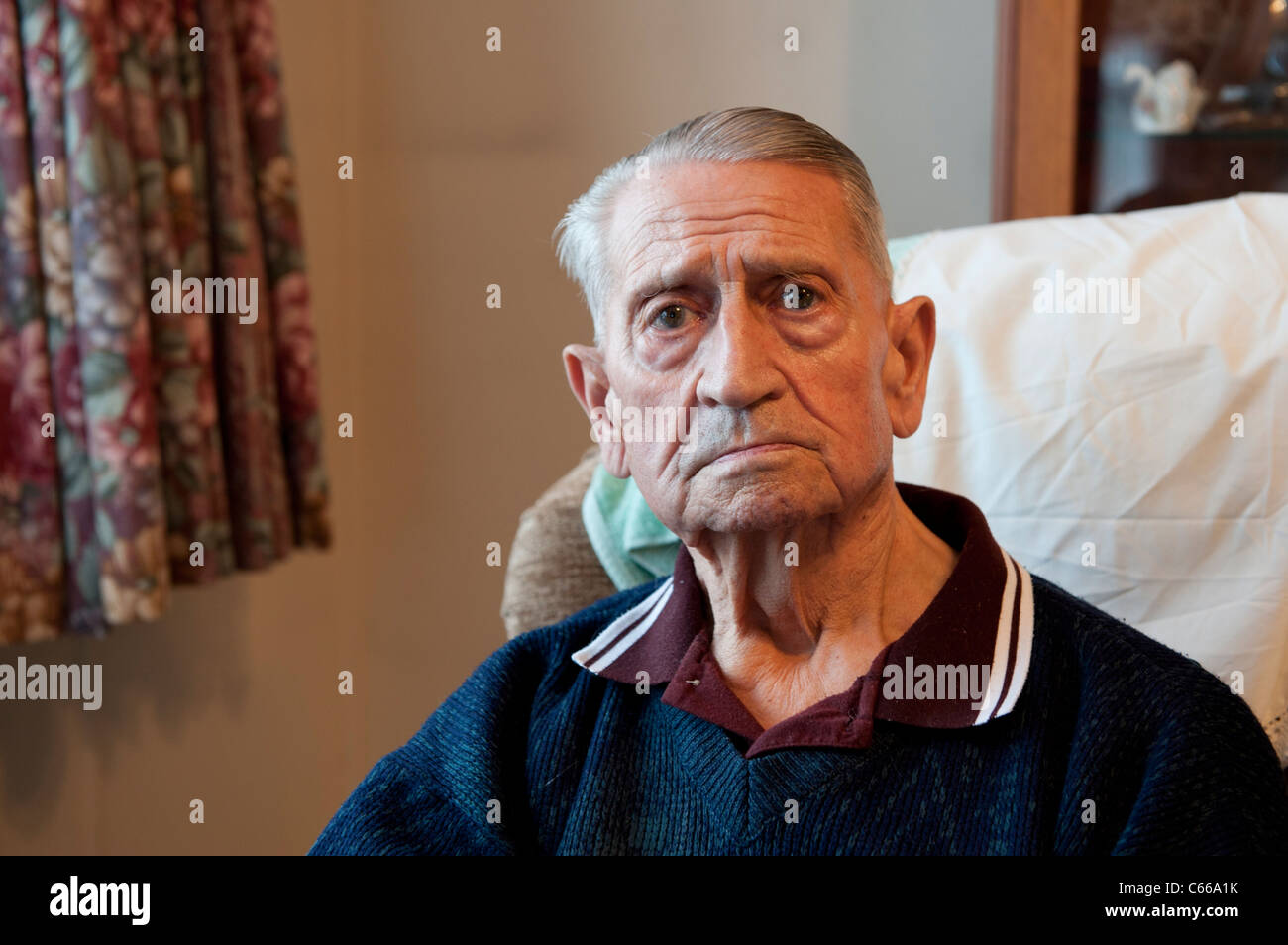 Un vieil homme dans son fauteuil préféré Banque D'Images