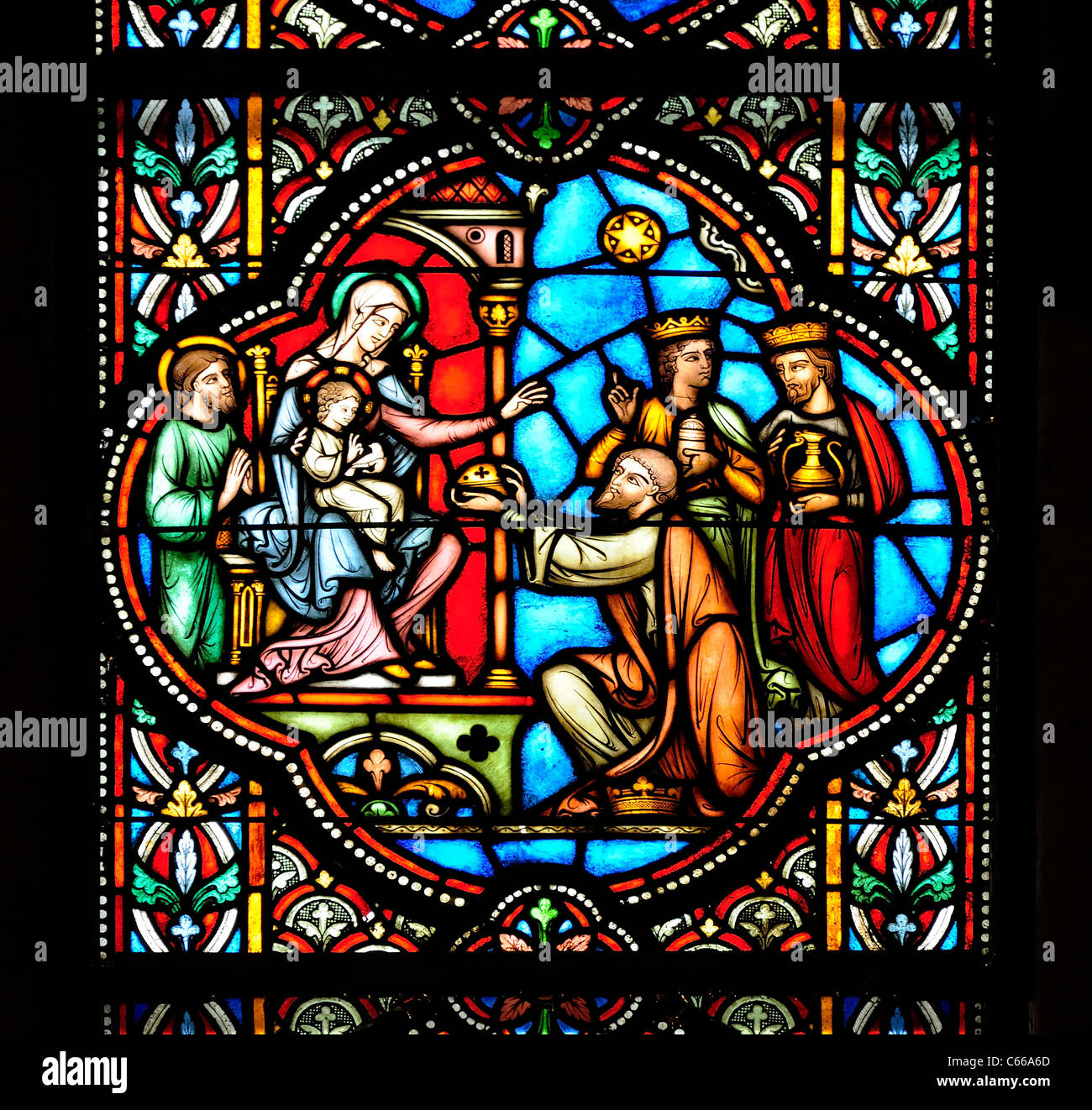 Bruxelles, Belgique. Cathédrale de St Michael. Vitrail. Trois Rois portant des cadeaux Banque D'Images