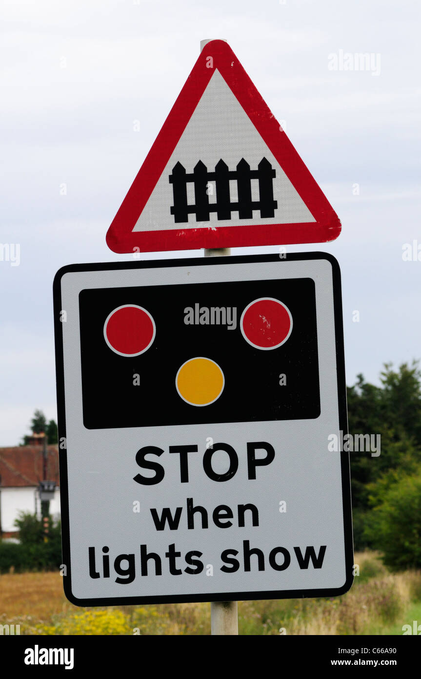 Arrêt passage à niveau lorsque les lumières Afficher l'avertissement Roadsign, Shepreth, Cambridgeshire, Angleterre, RU Banque D'Images
