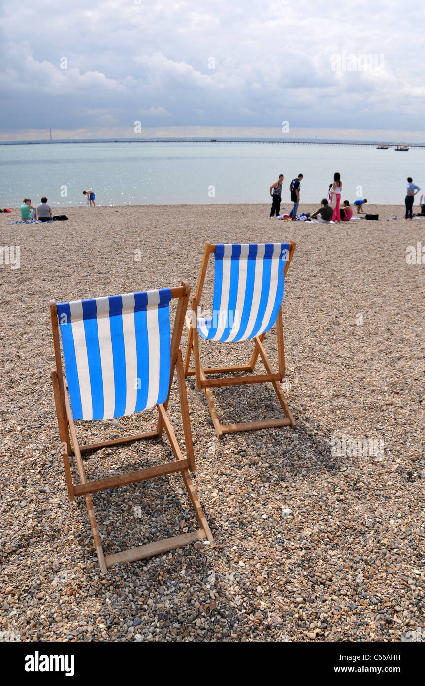 Chaises longues sur mer station balnéaire de Southend Essex maison de vacances voyage d'une journée Banque D'Images