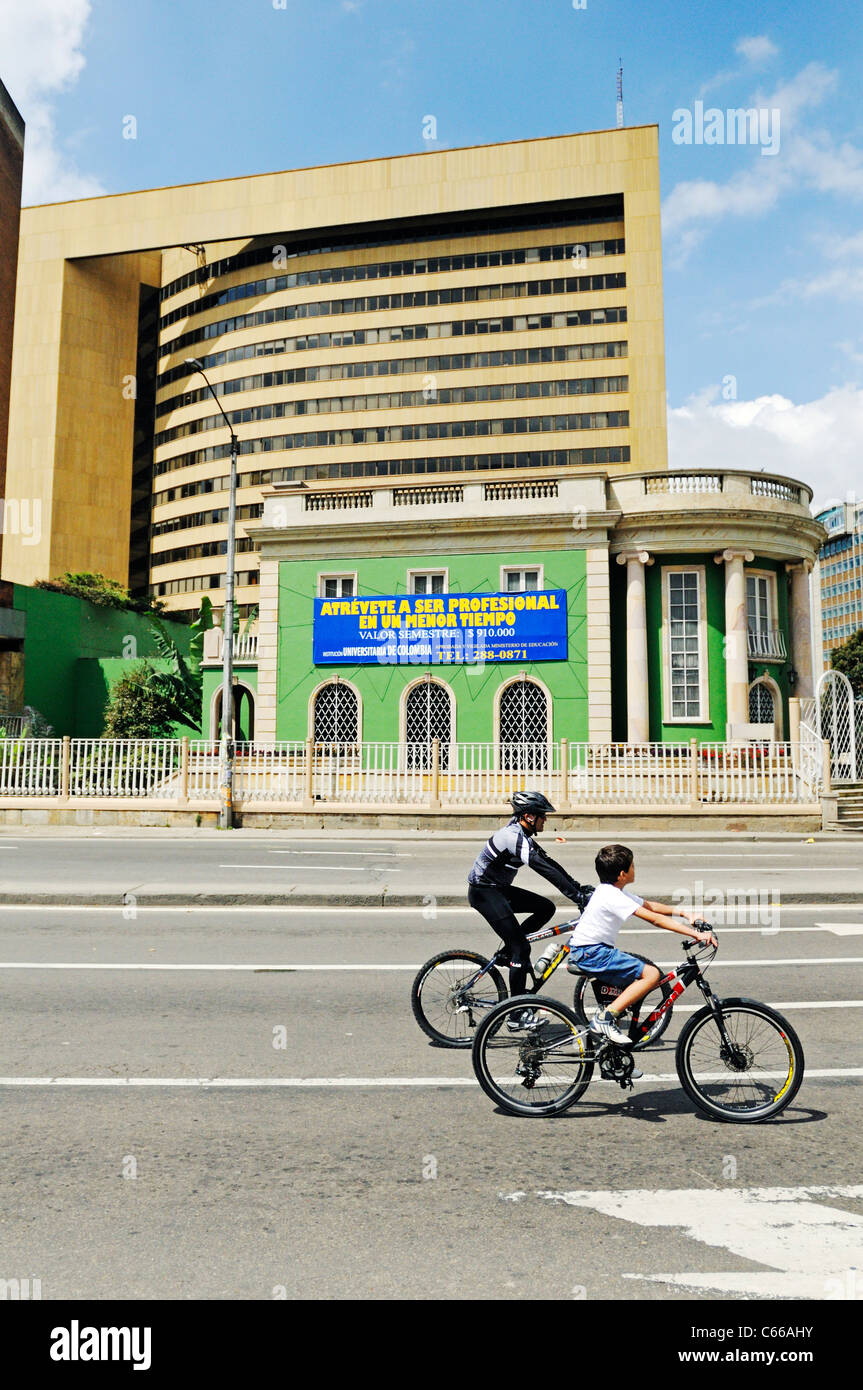 Ciclovia, les gens sur des vélos le dimanche, lorsque les rues fermées aux voitures, Bogota, Colombie Banque D'Images