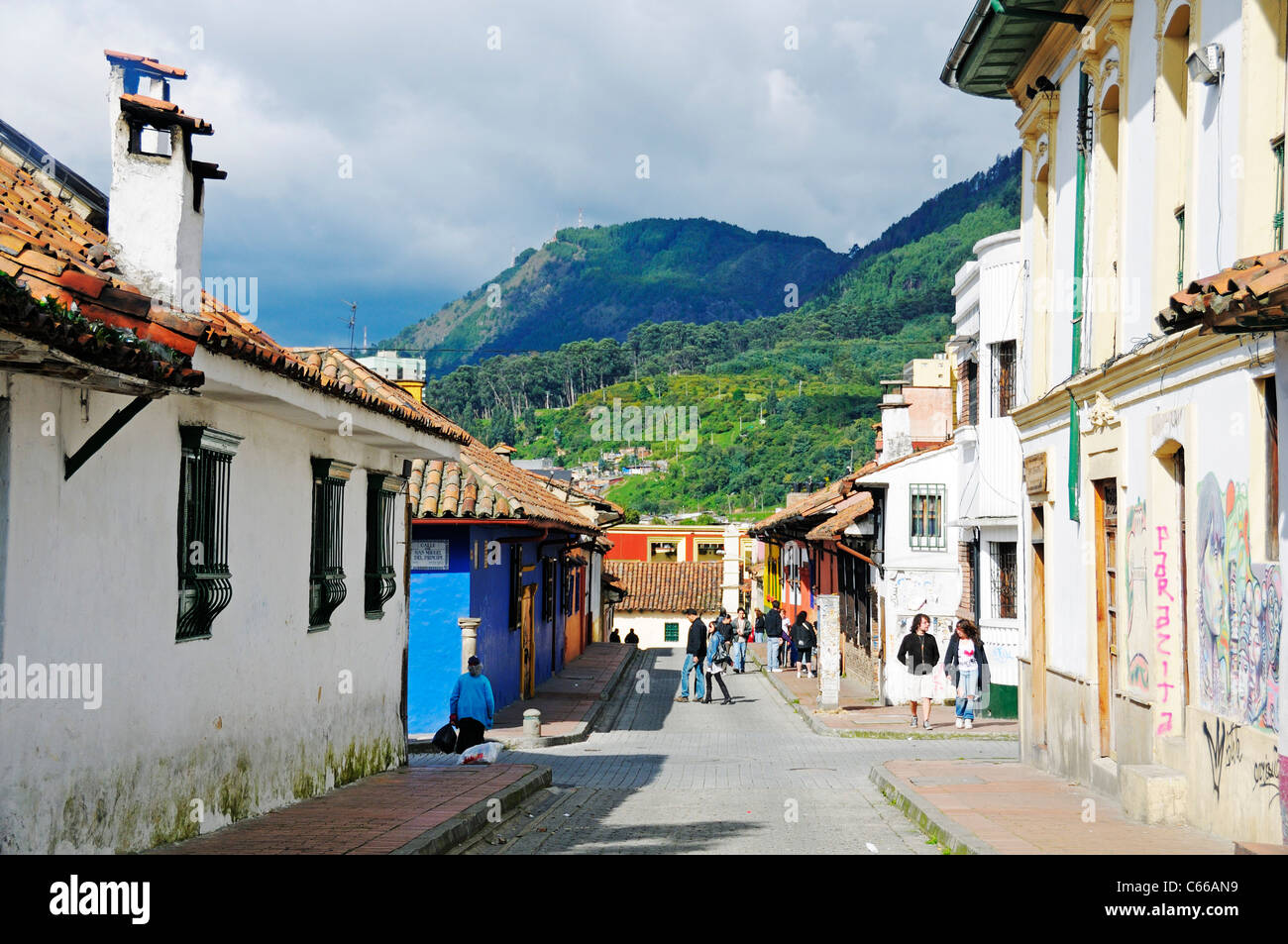 Les gens qui marchent dans les ruelles de la vieille ville, dans le dos des montagnes de la cordillère, La Candelaria trimestre, Bogota, Colombie Banque D'Images