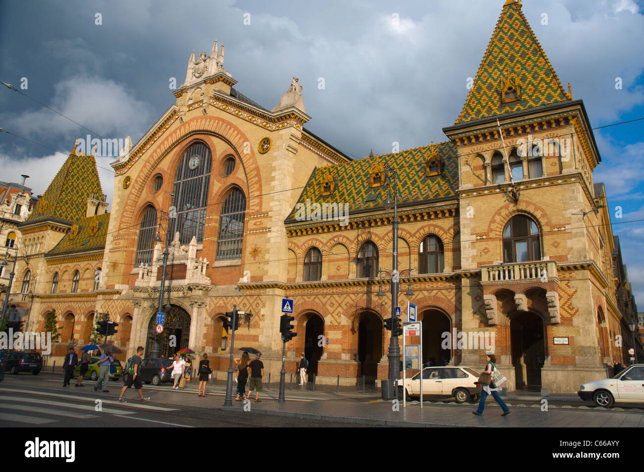 Le Grand Marché Nagycsarnok Vamhaz Korut le long hall street et Fövam Ter square Budapest Hongrie Europe Banque D'Images