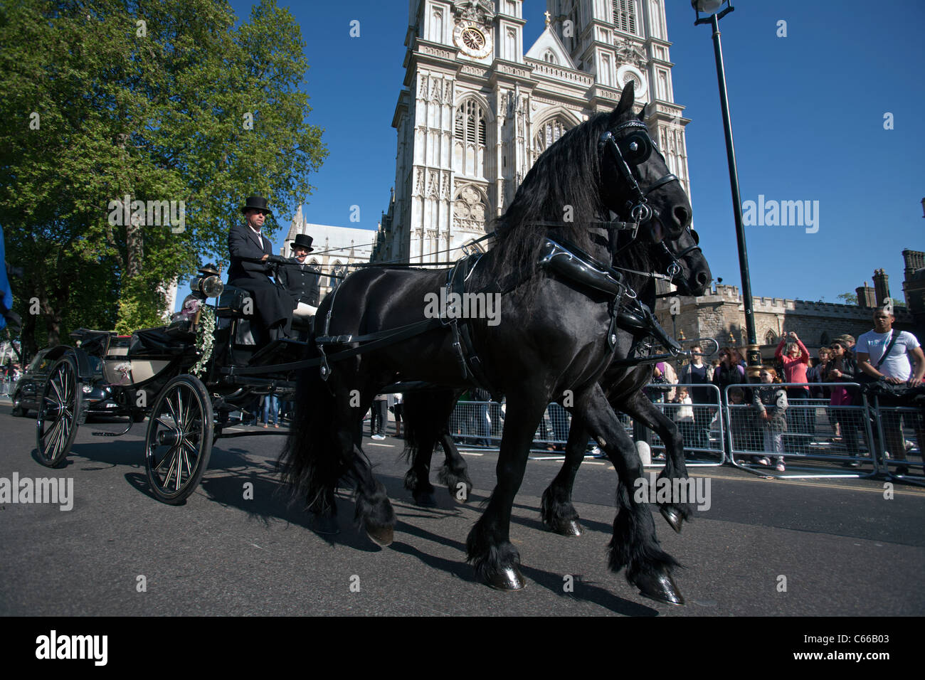 Cheval et un chariot à l'extérieur de l'abbaye de Westminster à Londres Banque D'Images